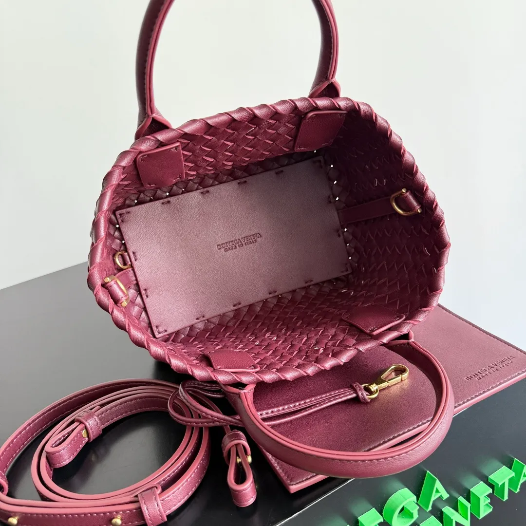 Batch 2120 ready-made BV Mini Cabat limited edition mini vegetable basket💓 The classic bag is available in mini size, different styles can be matched with a full sense of fashion💯 If you like it, don’t miss it, built-in small card holder, double-layer sheepskin weaving inside and outside, full of details✅ Style number: 709464 Size: 22*6.5*15.5cm